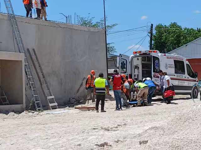 Un trabajador cayó desde cinco metros de altura mientras laboraba en una construcción en Escárcega.