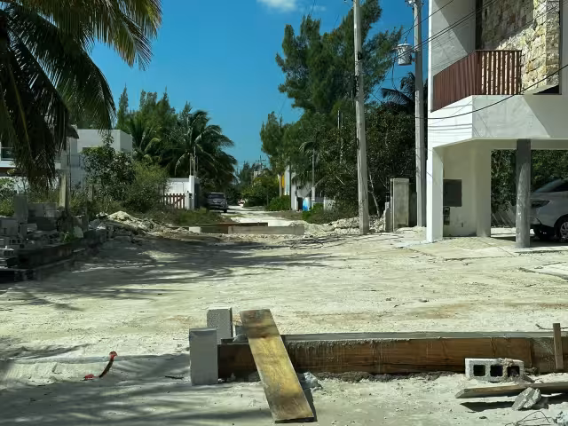 Los vecinos amanecieron el día de ayer con la sorpresa de que los consanguíneos construyeron un durmiente de 40 cm donde se derrumbó un muro