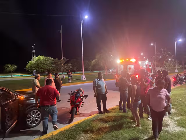 Motociclista derrapa y choca contra camellón en Playa Norte