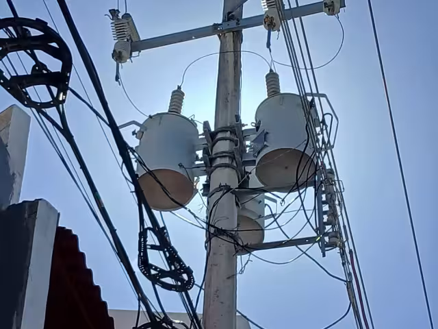 Corto circuito deja sin electricidad a comercios y casas en Campeche