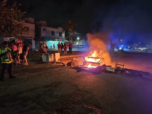 Los inconformes prendieron fuego a algunos objetos para impedir el paso.