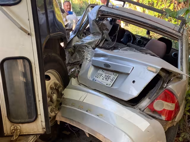 Aunque no se registraron personas heridas, el auto afectado presentó graves daños