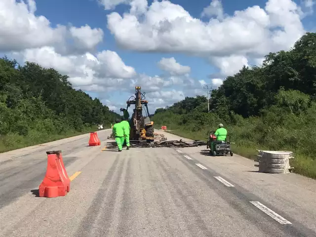 SICT repara tramo carretero del kilómetro 42 en Chetumal