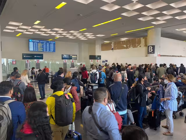 Cerca de ocho vuelos se vieron afectados por el banco de niebla, entre ellos uno a la ciudad de México