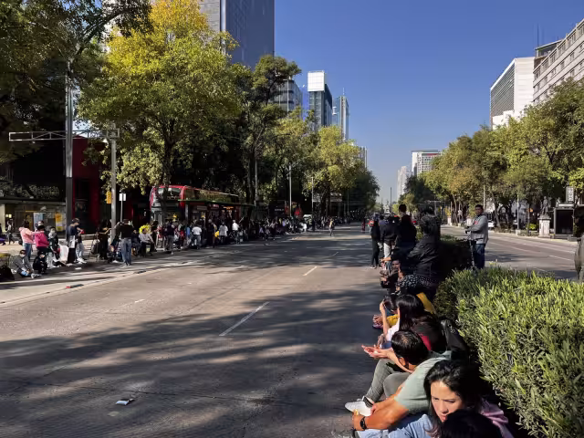 Varias personas ya se encuentra sobre Reforma para ver a los personajes de Star Wars