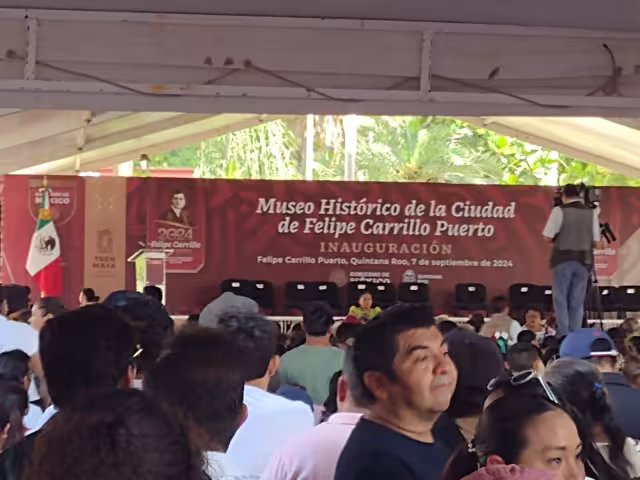 A punto de iniciar la inauguración del Museo Maya, más de mil carrilloportenses esperan la llegada del presidente Andrés Manuel López Obrador