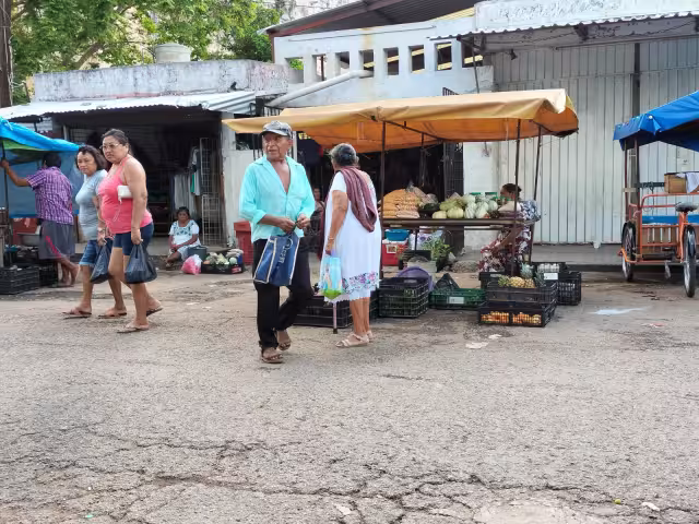 Los comerciantes dicen que las ventas mejoran un poco los fi nes de semana al haber más afluencia