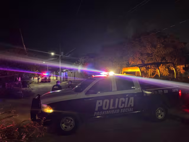 Unidades policiacas llegaron hasta la avenida Págalo, donde unas ojivas impactaron a un puesto de tacos, lo que provocó alerta entre los clientes y empleados