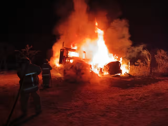 Los tractocamiones fueron consumidos por el fuego, que al final sofocaron los bomberos.
