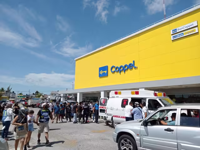 La gente se tiró al piso, había niños entre las personas quienes lograron resultar ilesos