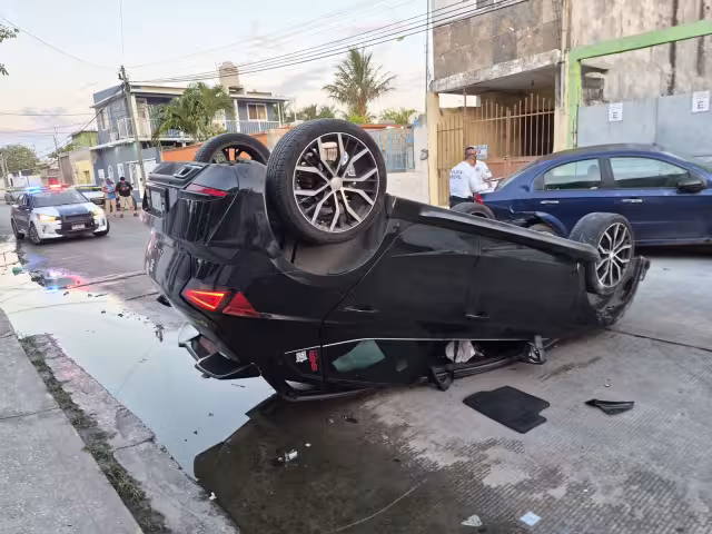 Choca, vuelca su auto y escapa en la colonia Obrera de Ciudad del Carmen