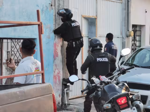 Los agentes ingresaron al interior de la iglesia y revisaron todo a su paso