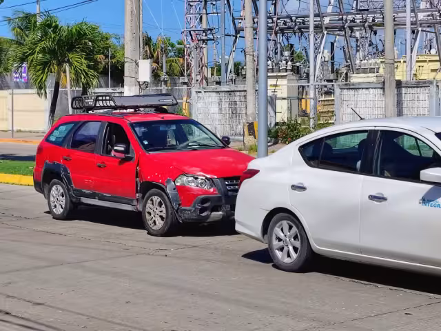 Choque entre camioneta Fiat y Nissan Versa frente al mercado de mariscos en la colonia Salitral.
