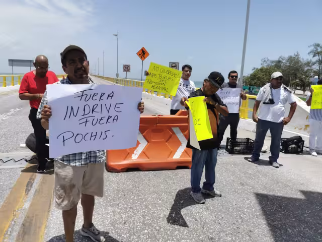 Protesta de taxistas paraliza el puente Zacatal, exigen freno a los 'pochimóviles' e InDrive