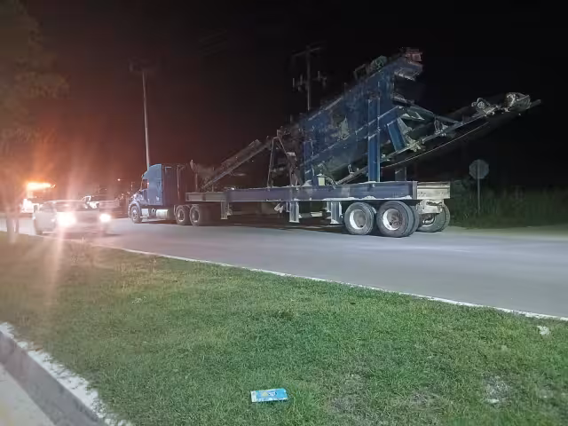 Un tractocamión que transportaba maquinaria pesada reventó cables de luz, telefonía y TV por cable.
