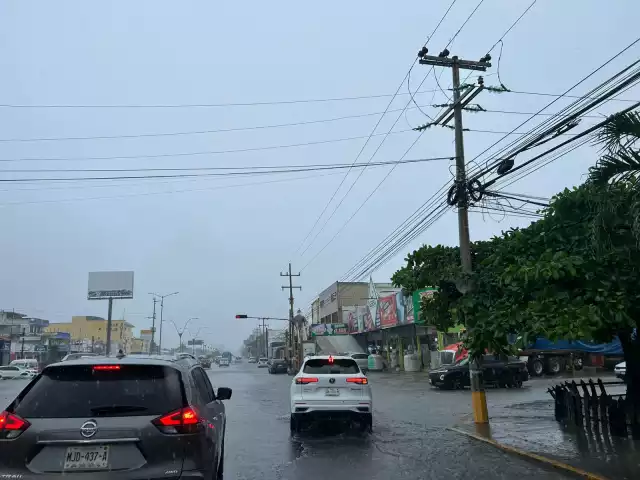 Conductores tuvieron que tomar mayor precauciones debido al riesgo del agua en las calles