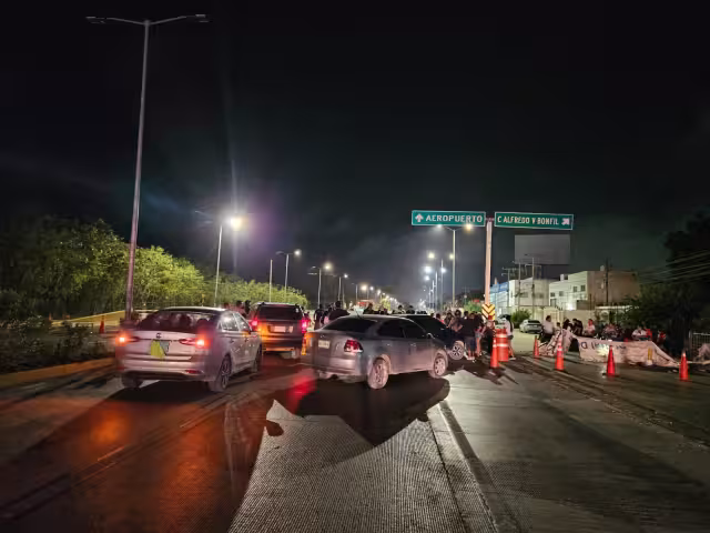 Vecinos de Bonfil bloquearon el bulevar Colosio en Cancún.