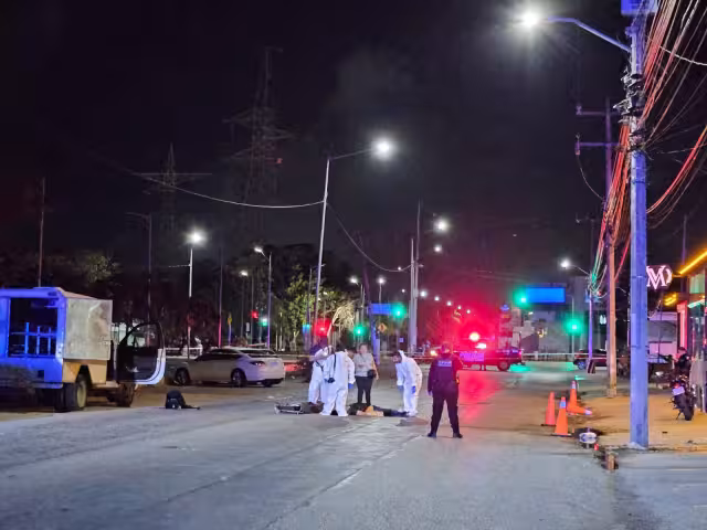 El cuerpo sin vida de una persona quedó tendido sobre el pavimento.