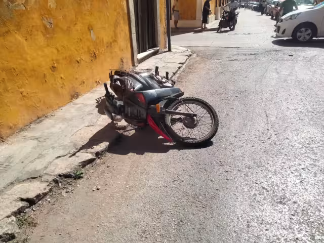 El motociclista sufrió lesiones por lo que fue trasladado al hospital del IMSS