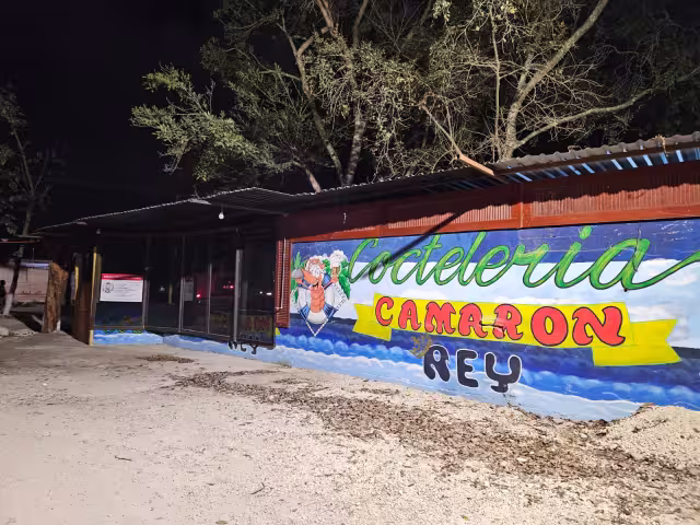 Agentes de la Fiscalía colocaron sellos de aseguramiento en la coctelería Camarón Rey.