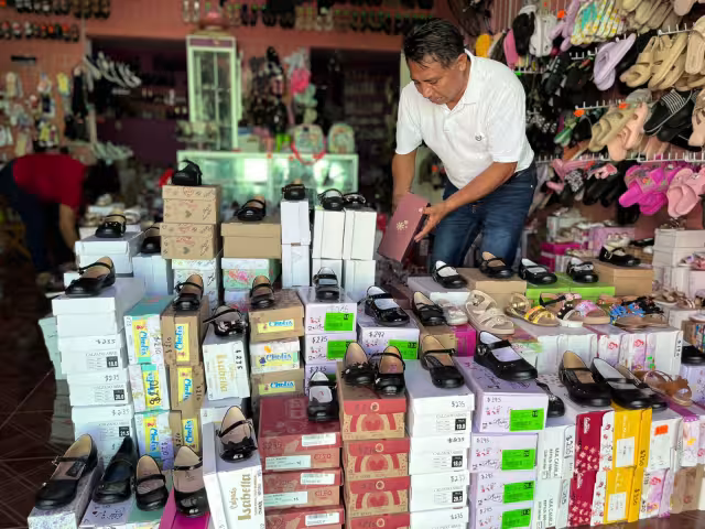 Zapaterías de Hopelchén reportan un aumento de hasta 50% en ventas por las clausuras escolares.