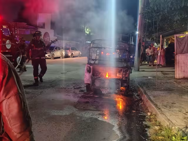 Un mototaxi fue incendiado de manera intencional en Villas Otoch, segunda etapa.