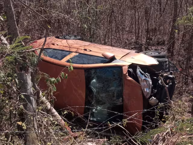 La conductora terminó entre la maleza de la carretera Mérida-Motul