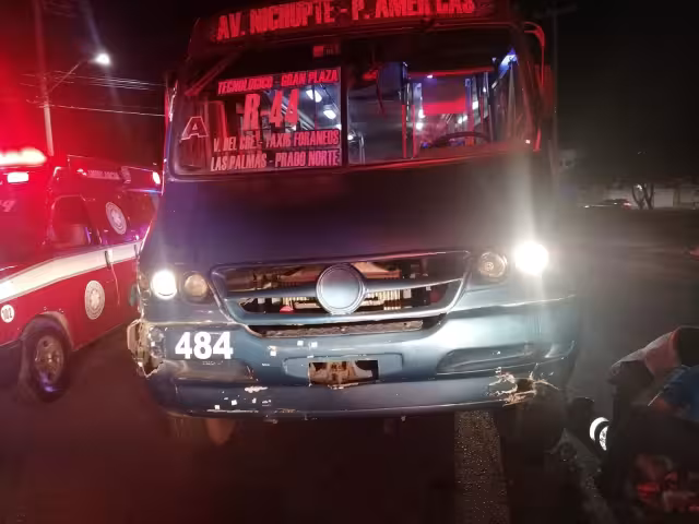 Elementos de la dirección de Tránsito, detuvieron al conductor para proceder conforme a la ley