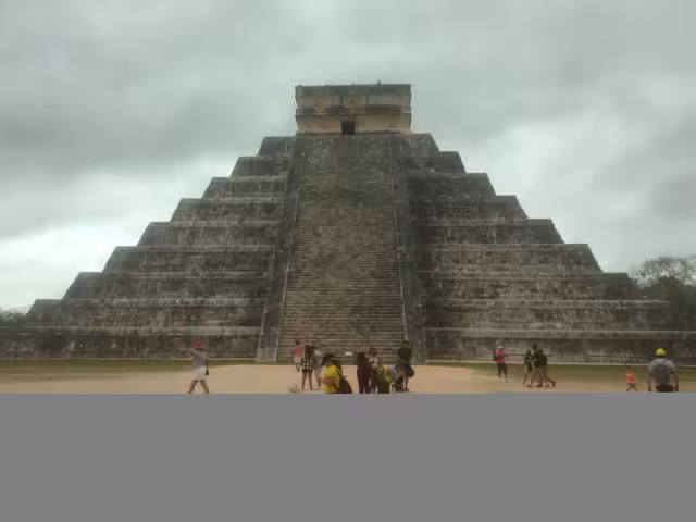 El titular del INAH indicó que los turistas que violen la ley federal serán castigados con multas o llevados a prisión.