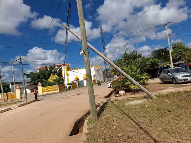 Padres de familia denuncian un poste de madera dañado frente a la primaria “Estado de Tabasco” en Hecelchakán.