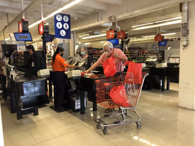 Los adultos mayores deben salir a buscar el sustento diario