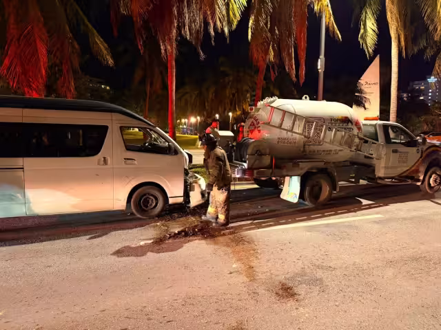 El accidente se registró alrededor de las 20:30 horas sobre bulevar Kukulcán.