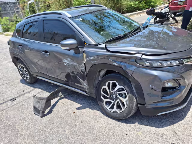 Brutal encontronazo entre camionetas bloquea calles en Ciudad del Carmen