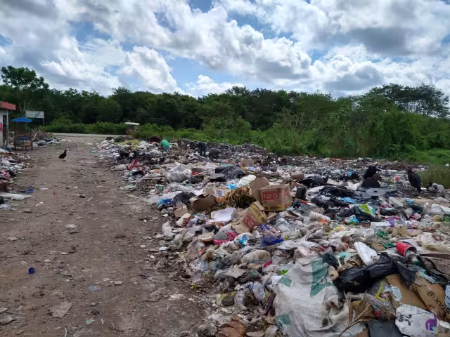 Cuando las fosas de basura se llenan, se cierran y rellenan con tierra para crear una nueva