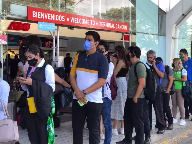 Los ciudadanos incumplían la sana distancia mientras esperaban afuera de la terminal del ADO Cancún