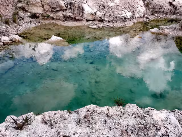 Sergio Gorsjean, experto en cenotes, mencionó que pese a las lluvias se registra un descenso continuo