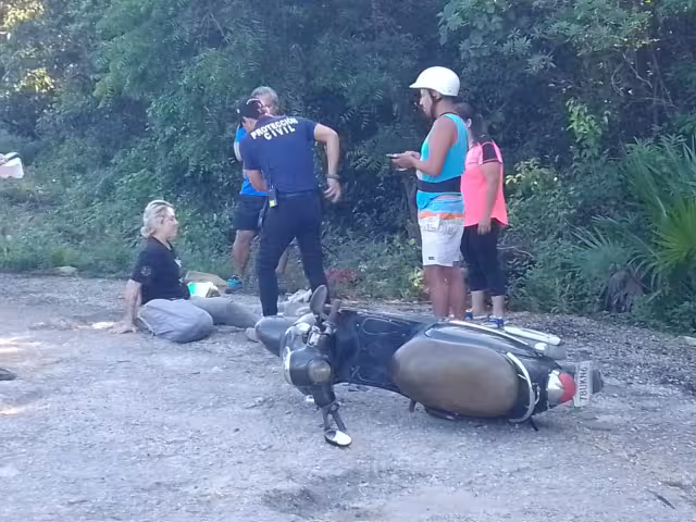 Una mujer motociclista fue embestida por un vehículo tipo Spark en la carretera federal 307, cerca de Tulum
