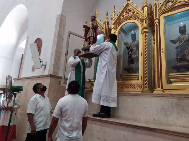 Las veneradas efigies fueron sacadas de sus nichos de manos del sacerdote, el vicario y los custodios, quienes cargaron a Gaspar, Melchor y Baltazar