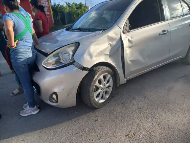 Motocicleta se impacta contra automóvil en Escárcega; un joven resulta lesionado