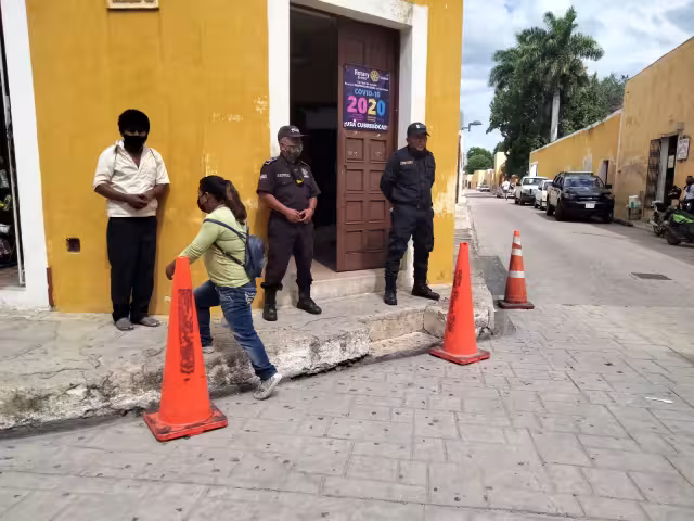 Agentes de la Policía Municipal llegaron al establecimiento médico.