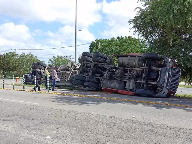 El trailero resultó con heridas leves, sin requerir su traslado al hospital