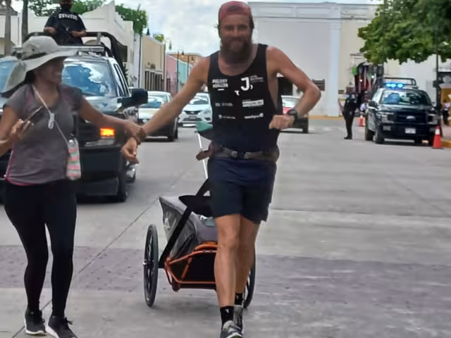 Jonas Deichmann recorre el mundo a pie, nadando  y en bicicleta