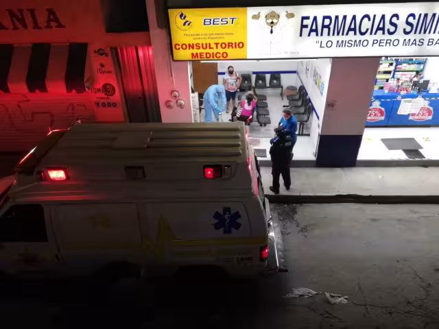 Ambas mujeres fueron trasladados a un hospital en Mérida para tratar con sus síntomas Foto: Alejandro Collí