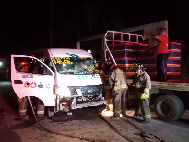 Los cuerpos de rescate tuvieron que cortar la unidad para poder liberar al conductor
