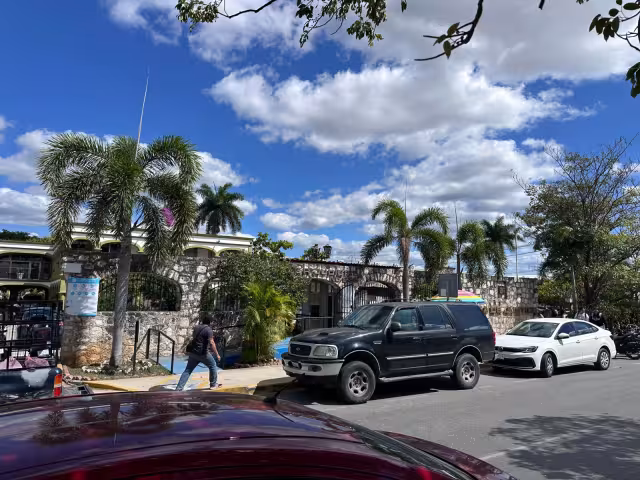 La denuncia se relaciona con publicaciones en redes sociales que presuntamente afectaron su imagen pública.