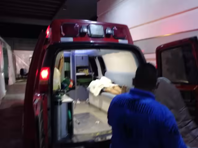 Ambos heridos fueron trasladados a un hospital donde su estado de salud es reportado como estable