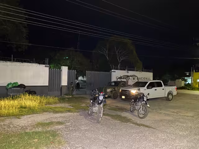 El hombre denuncia que fue entrega por una mujer a unos hombres armados