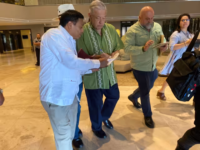 AMLO estuvo reunido con autoridades y ciudadanos durante su visita