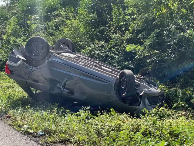 El automóvil quedó volcado cerca del libramiento hacia el Aeropuerto Internacional de Cancún