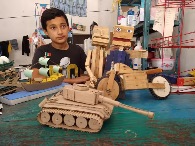 Su padre perdió su trabajo por la contingencia, por lo que decidió hacer estos juguetes para ayudar a la economía familiar